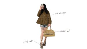 Persona che indossa un parka marrone arruffato, pantaloncini di jeans e scarpe con tacco audaci, mentre tiene una borsa da bowling beige e scatta un selfie.