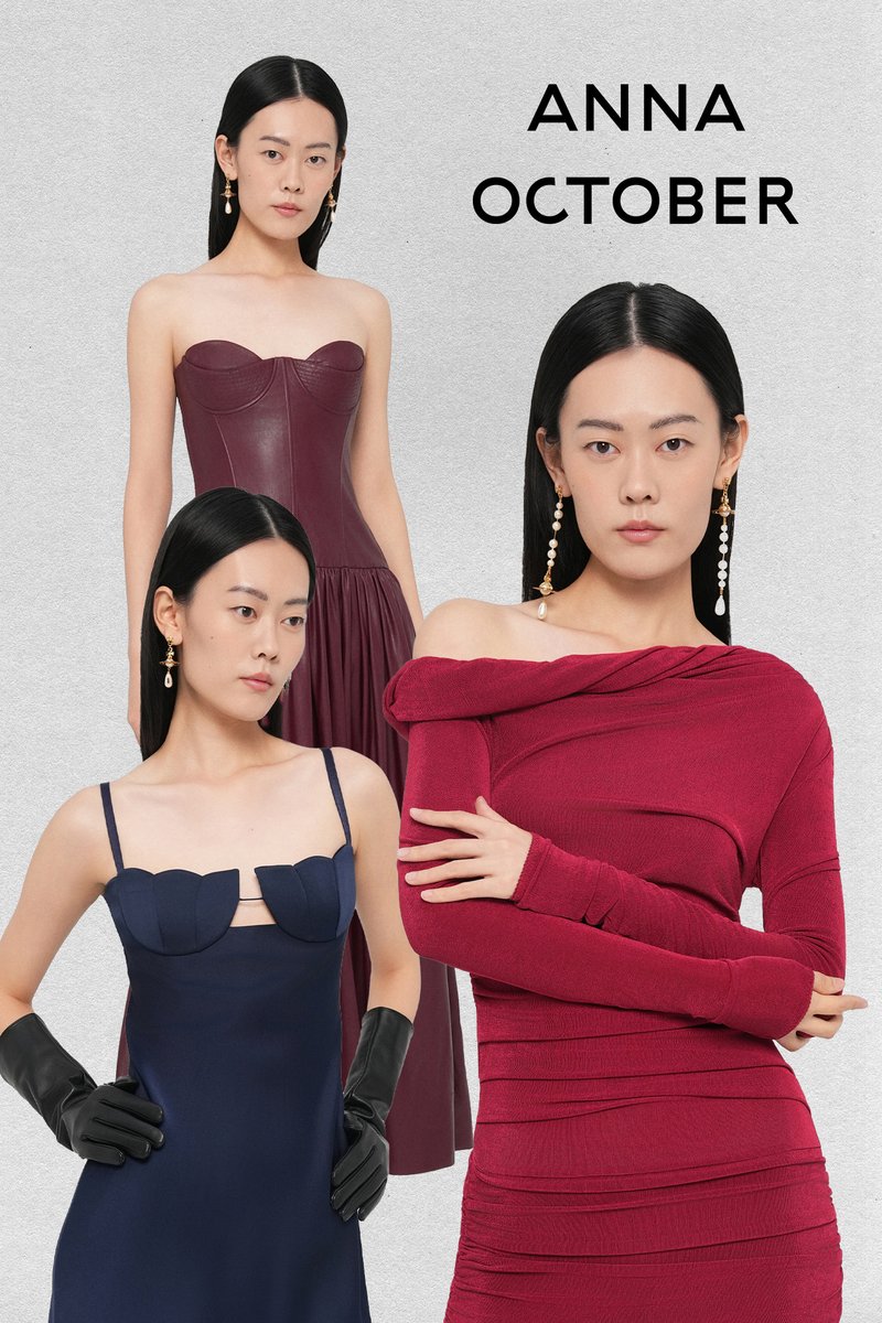 Tre kjoler vist: en bordeaux stropløs, en marineblå kjole med udskæring og en tætsiddende rød kjole med lange ærmer. Sorte handsker fremhæver den marineblå kjole.