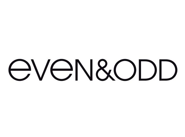 Logotipo en texto negro para "even&odd" en una fuente moderna sans-serif. El ampersand es ligeramente más grande y redondeado, con un espaciado uniforme entre las letras.