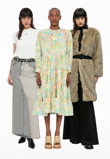 Drei Models präsentieren Outfits: ein weißes T-Shirt, ein geblümtes Maxikleid und ein mit Fell gefütterter Mantel. Auffällige Merkmale sind unterschiedliche Texturen und Farben.
