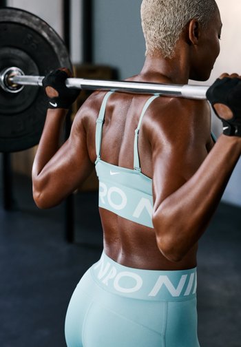Set sportivo in azzurro chiaro. Il reggiseno presenta spalline sottili con logo; i leggings a vita alta hanno una cintura larga con lettering a contrasto.