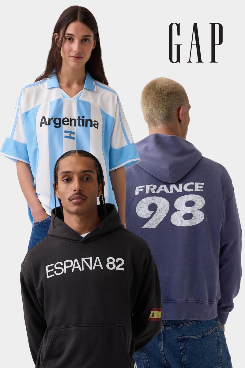 Drei Personen, die Fußball-Themenkleidung mit den Aufdrucken Argentinien, España 82 und France 98 tragen, in einem Foto der Bekleidungsmarke GAP.