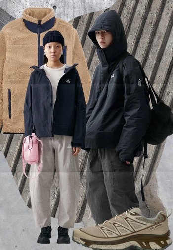 Beige fleecejakke, svart skalljakke, grå joggebukser og beige joggesko. Inkluderer en liten rosa veske med stropp. Glatte og teksturerte materialer.