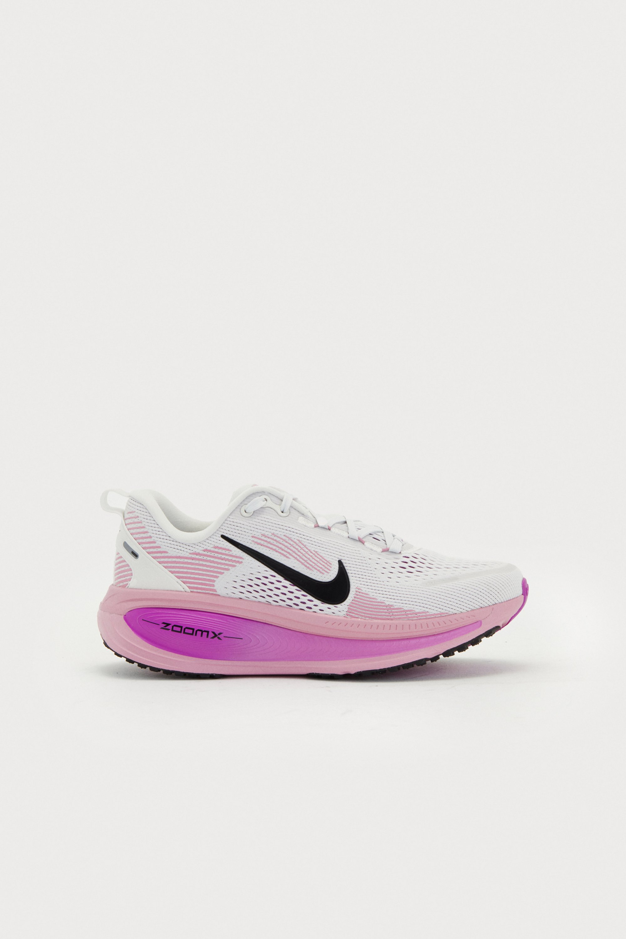 Zapatilla de running Nike blanca y rosa con logo negro, que presenta una parte superior de malla y una suela acolchada ZoomX, presentada sobre un fondo plano.