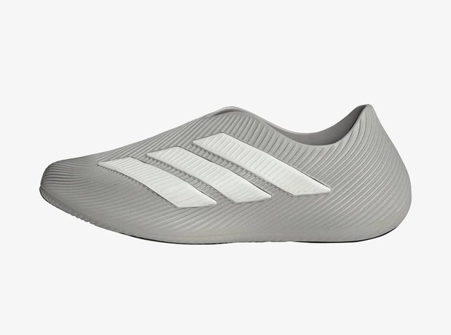 Sapato de água cinzento de calçar, com superfície texturizada e três riscas diagonais brancas na lateral.