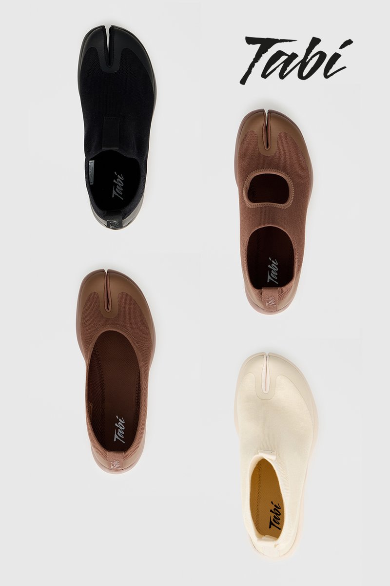 Quattro scarpe tabi con punta divisa nei colori nero, marrone, tan e beige disposte su uno sfondo bianco con testo "Tabi".