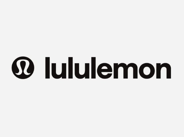Logo de Lululemon avec un "L" stylisé dans une forme circulaire, texte noir en gras sur un fond blanc, design clair et à fort contraste.