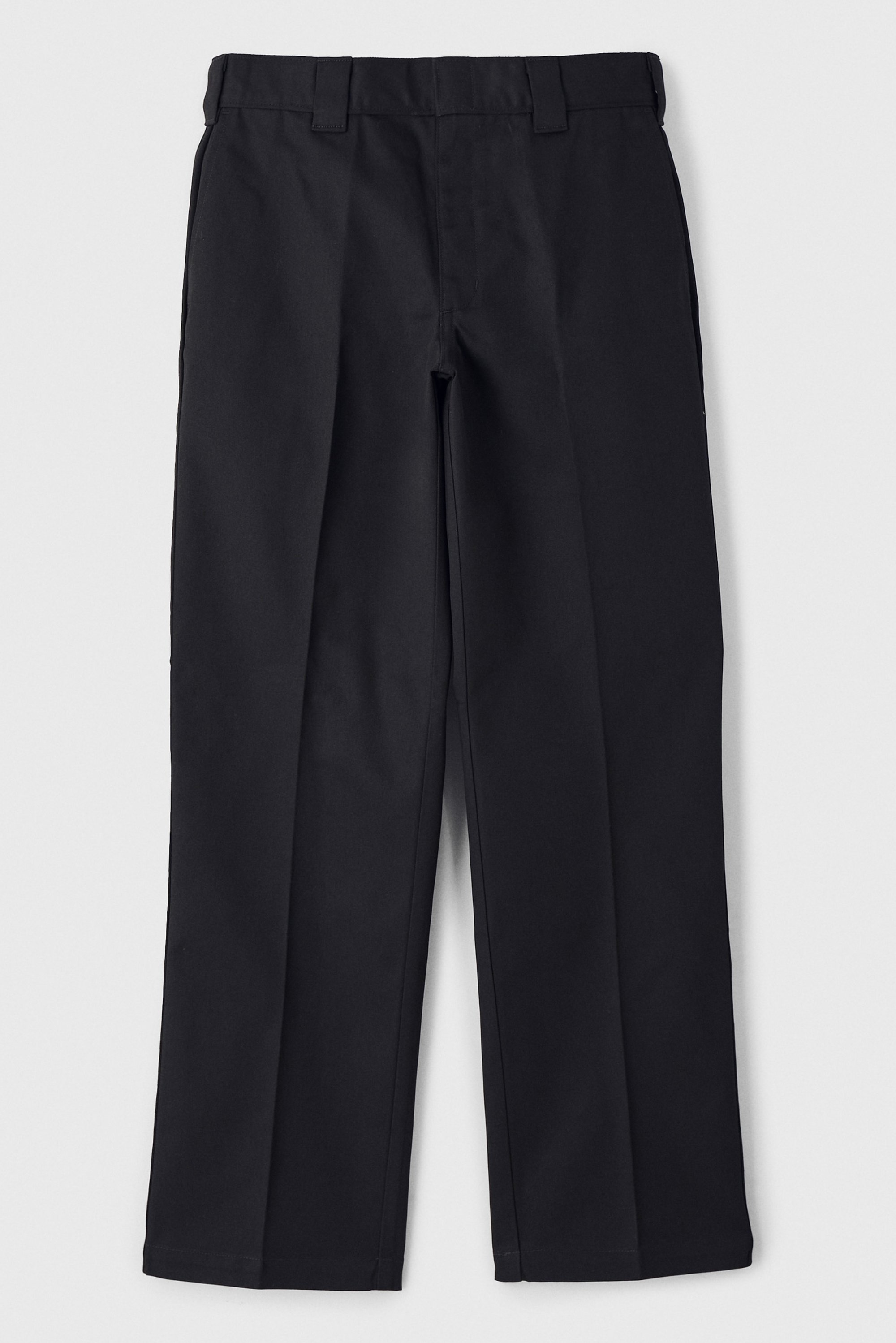 Zwarte broek plat weergegeven, met een recht model, riemlussen en zijzakken, tegen een neutrale achtergrond.