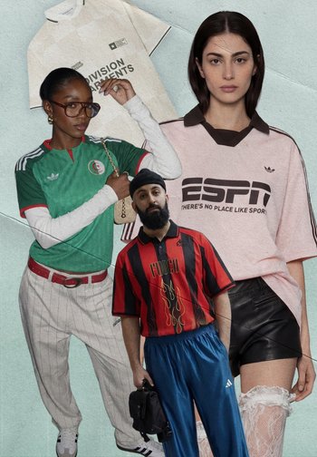 Drie diverse modellen dragen retro sportkleding, waaronder groene, rood-gestreepte en roze ESPN-shirts, poserend tegen een gestructureerde lichtblauwe achtergrond.