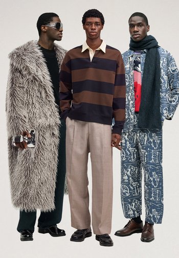 Drie mannen staan naast elkaar, elk met een opvallende outfit: een lange grijze bontjas met zonnebril, een bruin gestreepte trui met beige broek, en een blauw patroonpak met sjaal.