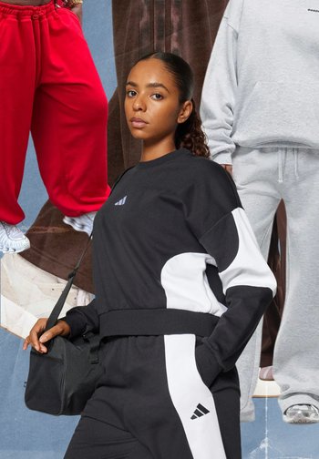 Jeune femme en survêtement noir et blanc avec un petit sac, se tenant avec confiance devant un fond collage avec des vues partielles d'autres athlètes.