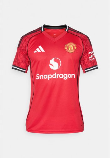 Maillot de football rouge Adidas avec un col et des accents noirs, arborant le blason de Manchester United et le logo "Snapdragon" sur le devant.