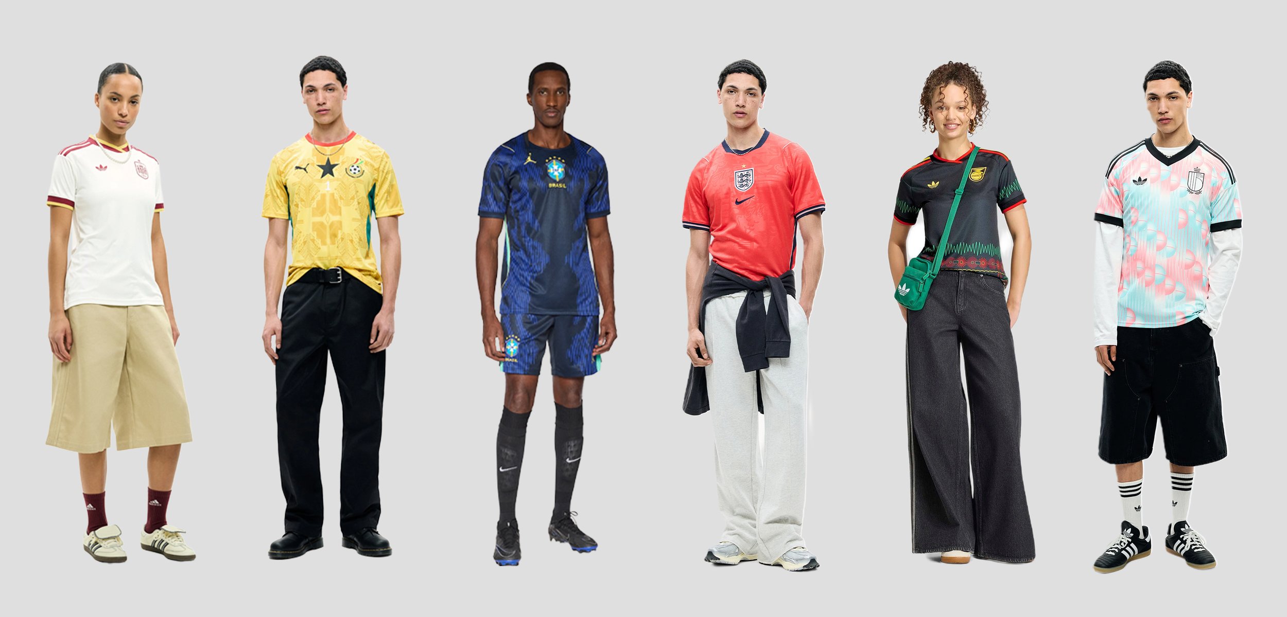 Sechs Models stehen in verschiedenen Fußballtrikots und lässigen Hosen und präsentieren unterschiedliche Designs von Nationalmannschaften und Sportbekleidungsstilen vor einem schlichten Hintergrund.