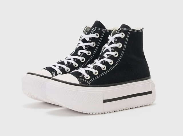 Μαύρα καμβάς ψηλά αθλητικά παπούτσια με άσπρες κορδόνες, καουτσούκ στην άκρη, παχύ λευκό φάκελο σόλας και μαύρη λεπτομέρεια λωρίδας.