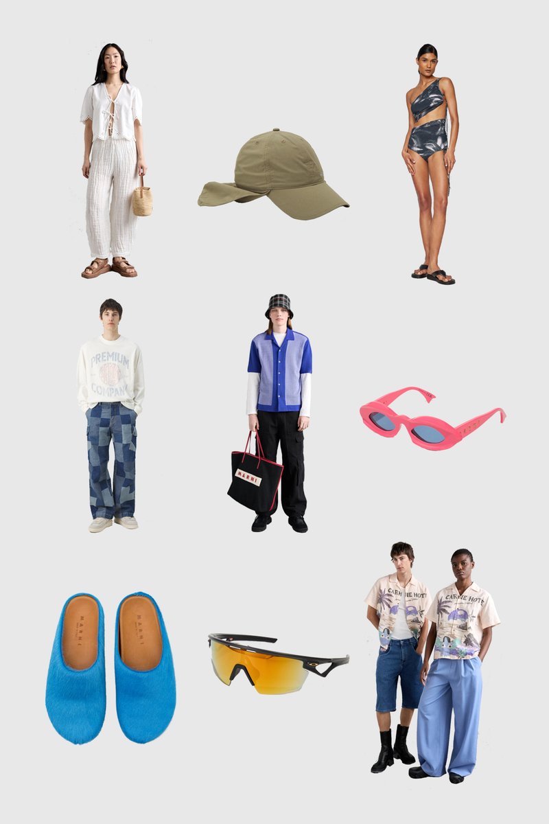 Variati articoli di moda esposti, tra cui una maglietta e pantaloni bianchi, costumi da bagno, cappelli, occhiali da sole e calzature, disposti artisticamente su uno sfondo grigio.