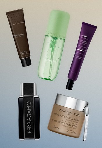 Cinq produits de soins de la peau et cosmétiques, incluant des tubes, un flacon-pompe, un pot avec spatule et un flacon vaporisateur rectangulaire sur un fond neutre.