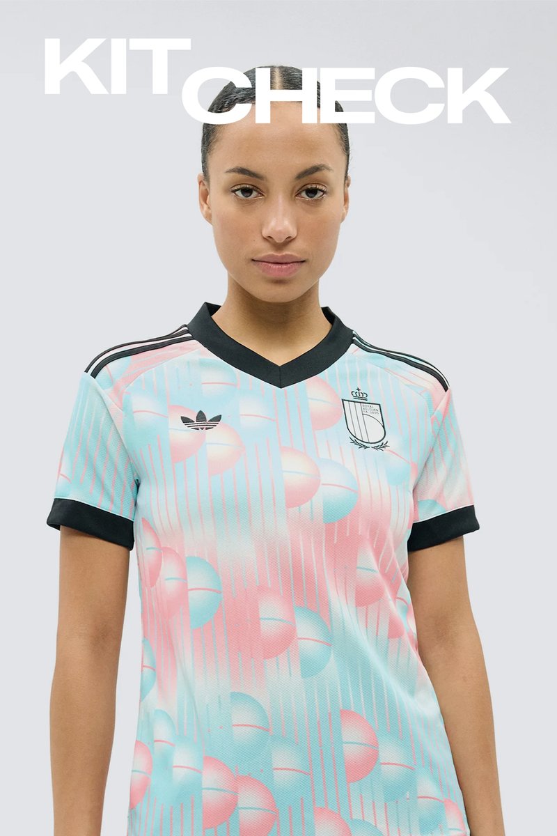 Frau trägt ein Sporttrikot in pastellrosa und blau mit schwarzem Kragen und Ärmelbündchen, schaut direkt nach vorne.