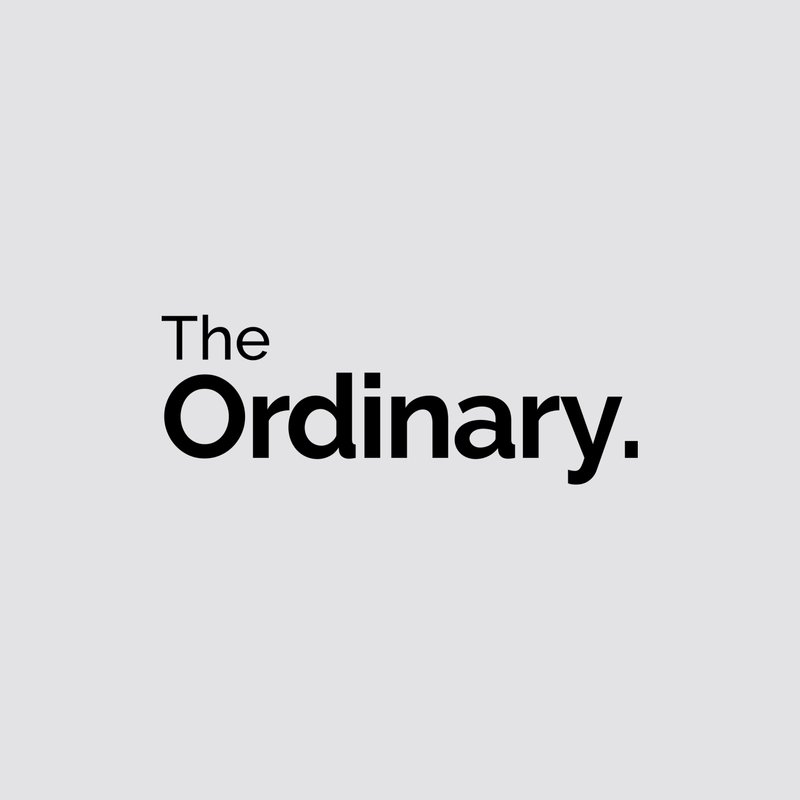 Le texte noir indique "The Ordinary." sur un fond gris clair. La police est en gras et moderne, mettant en avant la clarté et la simplicité.