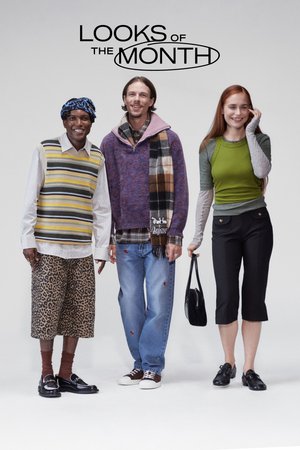 Drei Personen stehen zusammen. Die erste trägt eine gestreifte Weste über einem gestreiften Hemd mit Leopardenmuster-Shorts. Die zweite hat ein Strickoberteil und einen karierten Schal. Die dritte trägt ein grünes Oberteil mit grauen Akzenten und schwarze, cropped Hosen und hält eine schwarze Tasche.