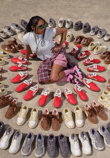 Collection de baskets disposées en motif circulaire ; présente des couleurs rouge, marron, gris et crème ; des designs et matériaux variés sont évidents.