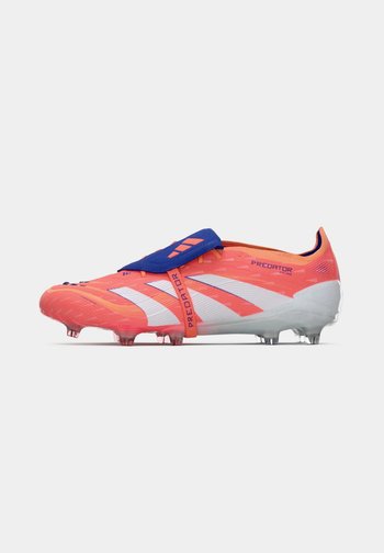 Erksoranž ja valge Adidas Predator jalgpallijalats sinise rihmaga ja läbipaistvate nõeltega, kujutatud vasakpoolsel profiilipildil valgel taustal.