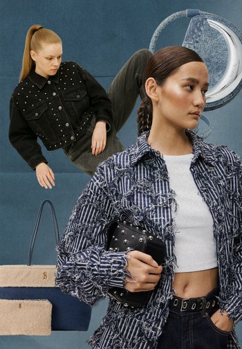 Jachetă din denim cu nituri și margini uzate, cămașă cu dungi, genți texturate în nuanțe de bleumarin și bej, și o plic negru cu accente metalice.