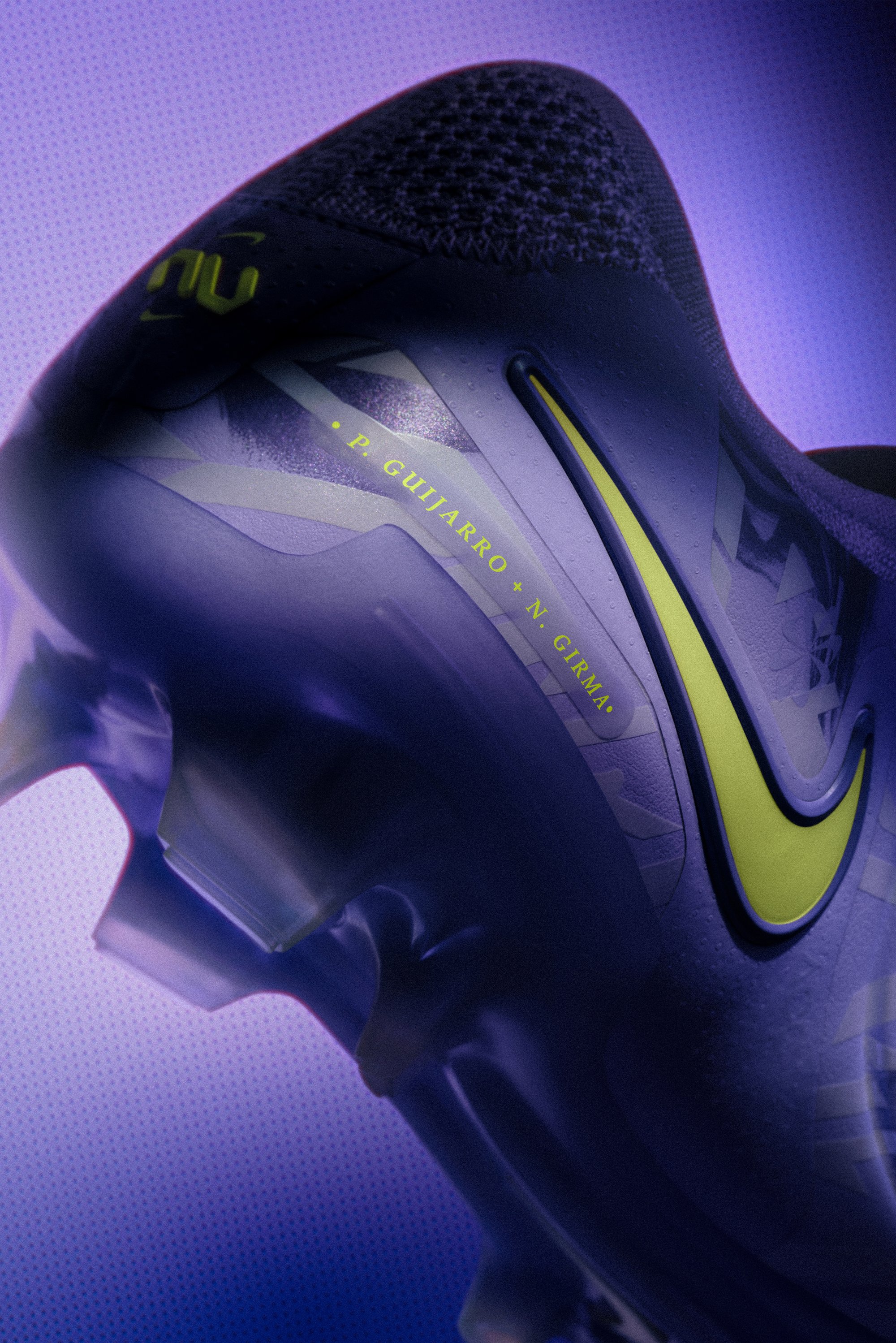 Detalle de una zapatilla deportiva en tonos púrpura y negro, con un brillante logo de Nike en amarillo y texto, con los nombres P. Guijarro y N. Girma.