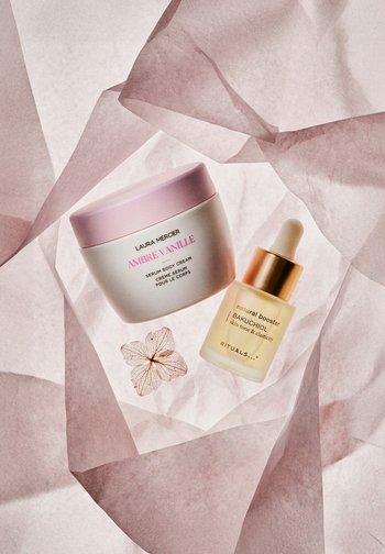 Krem do ciała Laura Mercier Ambre Vanille oraz naturalny booster serum Bakuchiol marki Rituals na delikatnym różowym papierze.