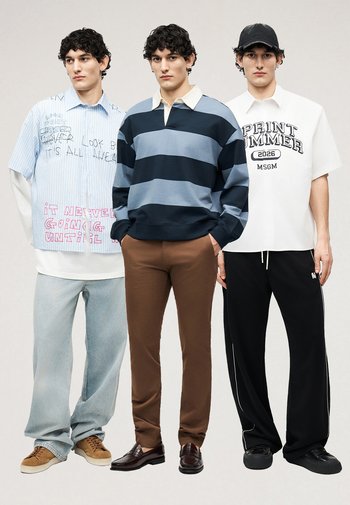 Három fiatal férfi áll egymás mellett, mindannyian laza öltözékben: csíkos rögbi póló barna nadrággal, mintás pólók világoskék farmerral és fekete nadrággal, az egyikük sapkát visel.