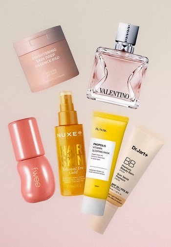 Six produits de soins de la peau et de beauté disposés sur un fond rose doux, comprenant des patchs illuminateurs, un parfum, une brume capillaire, un masque de nuit et une crème BB.