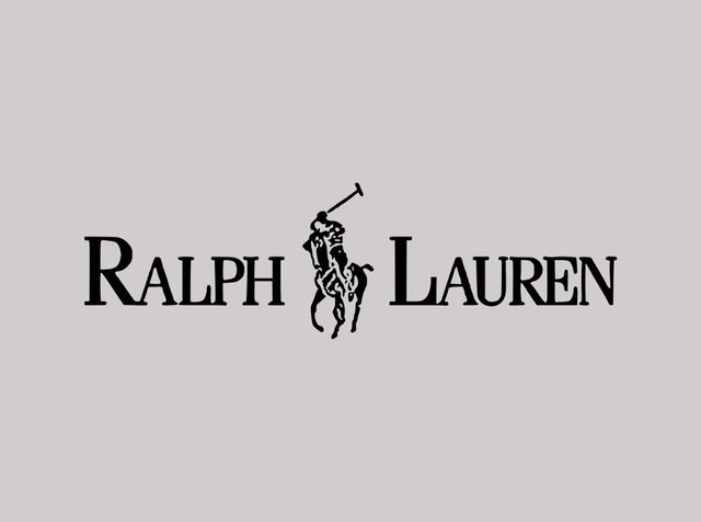 Logo Ralph Lauren avec texte noir et une icône d'un joueur de polo à cheval tenant un maillet sur un fond gris clair.