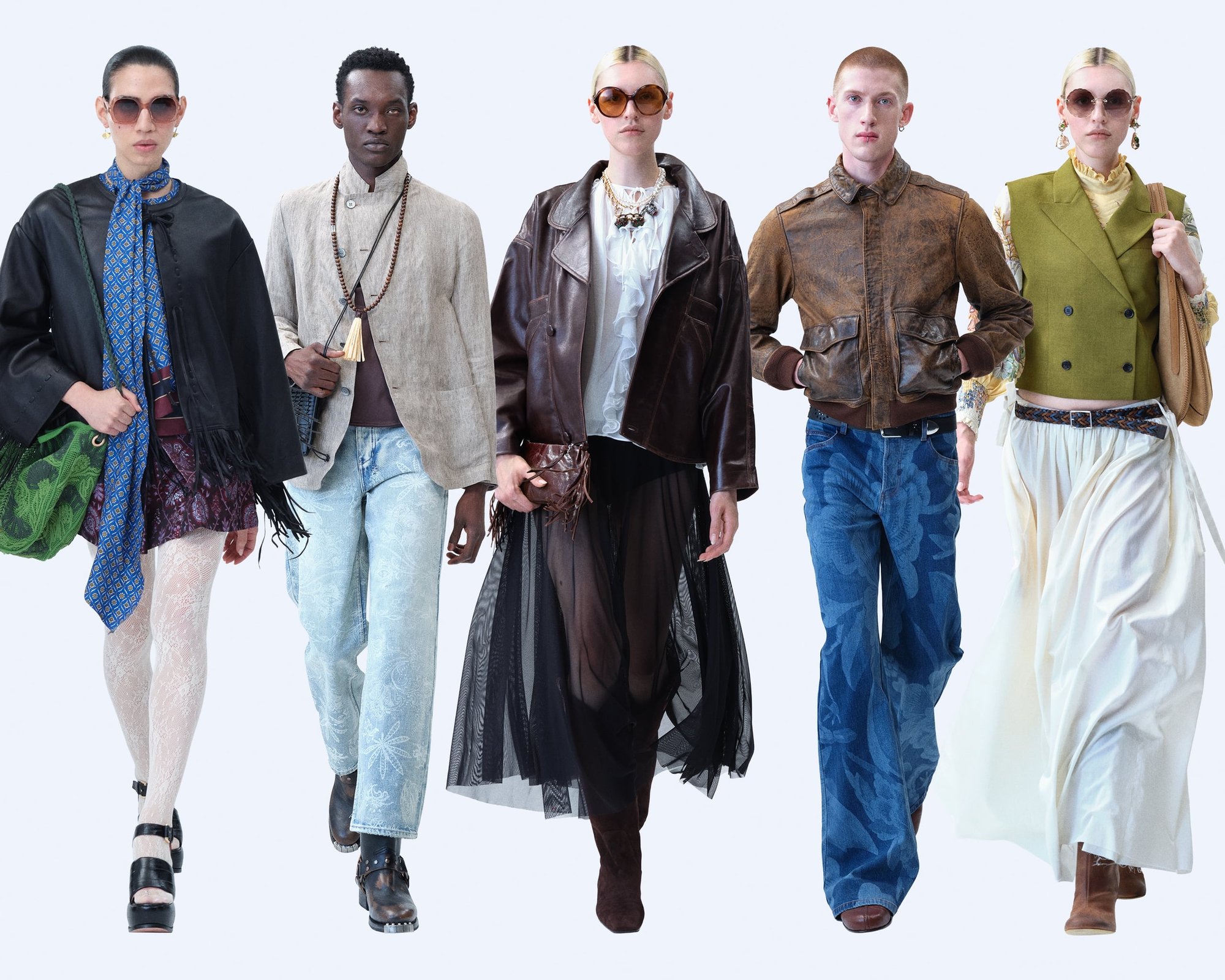 Cinque modelli mostrano abbigliamenti diversi: un mantello di pelle nera, una giacca beige, un bomber di pelle marrone, un gilet doppiopetto verde e gonne fluide.