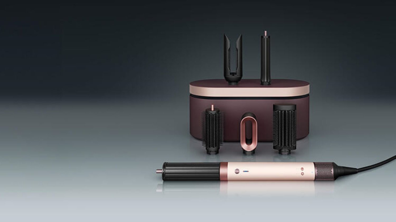 Haarstylinggerät mit mehreren abnehmbaren Aufsätzen und einer Ladestation oder Basis zur Aufbewahrung auf einer reflektierenden Oberfläche.