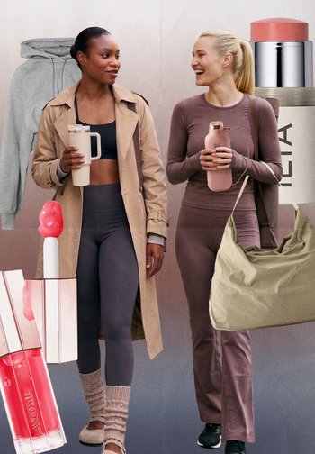Zwei Frauen in Sportbekleidung und Mänteln halten Wasserflaschen, lächeln und gehen zusammen mit Alltagstaschen in einer Umgebung mit Kleidung und Kosmetik.