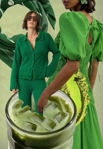 Groene sweater en broek set, textuur gebreide stof. Twee groene jurken, met pofmouwen en strikdetail. Een glas met ijs en groene drank.