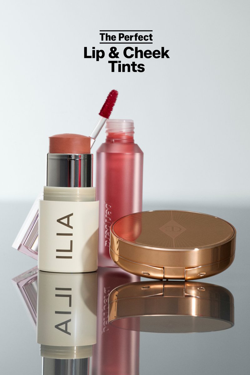 Drei kosmetische Produkte: ein beiger Stick mit einem Logo, eine rosa Flüssigkeit in einer rechteckigen Flasche und ein roségoldener Kompaktspiegel mit einem Sonnenstrahlen-Design.
