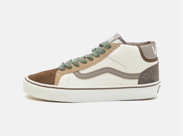 Høye sneakers med en kombinasjon av hvite, brune og grønne materialer, med grønne snøringer og et særegent sidestykke-design.