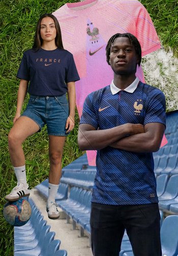 Junge Frau steht auf Gras mit Fuß auf einem Fußball, trägt Frankreich Trikot und Shorts; junger Mann im blauen Frankreich-Trikot verschränkt die Arme im Stadion.