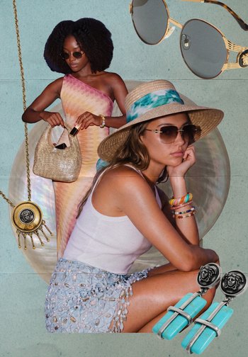 Due donne che indossano occhiali da sole e abiti estivi colorati, circondate da collana d'oro, orecchini e accessori con cappello da sole.
