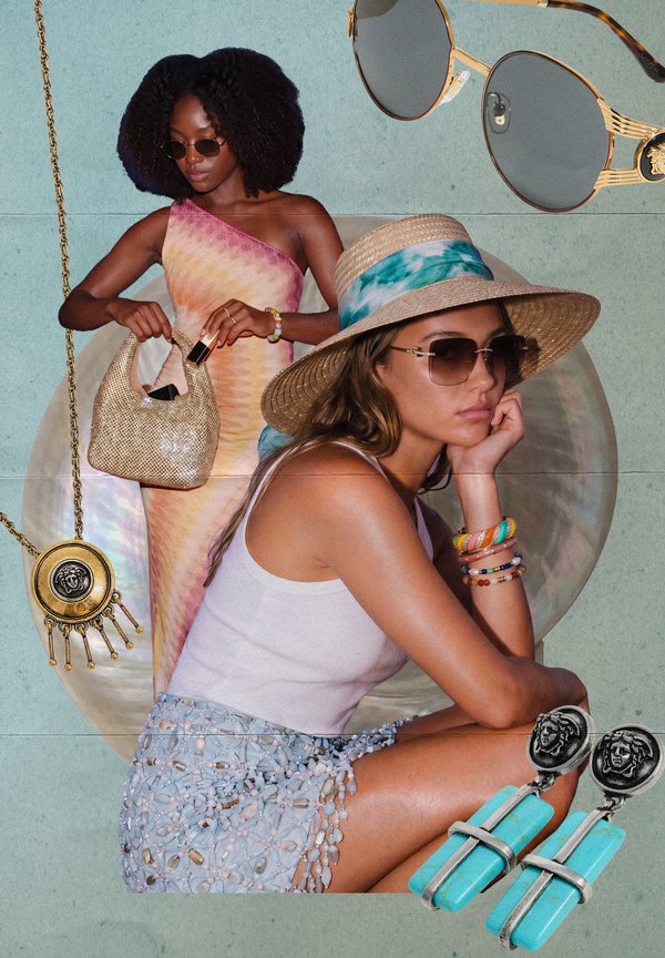 Deux femmes portant des lunettes de soleil et des tenues d'été colorées, entourées de collier en or, boucles d'oreilles et accessoires de chapeau de soleil.