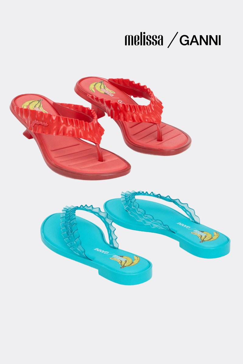 Paire de sandales tongs rouges et bleues avec volants, graphisme banane sur les semelles intérieures, étiquetée collaboration Melissa/Ganni.