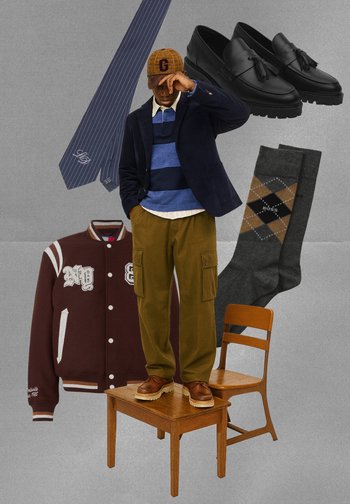Geacă varsity maro, sacou bleumarin, pulover cu dungi albastre, pantaloni cargo verzi, mocasini negri cu ciucuri, șosete argyle, șapcă în carouri, scaun de lemn.