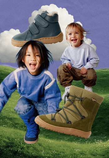 Stivali invernali per bambini in verde scuro e blu, caratterizzati da una tomaia texturizzata, lacci regolabili e suole in gomma. Vestibilità aderente per il clima freddo.