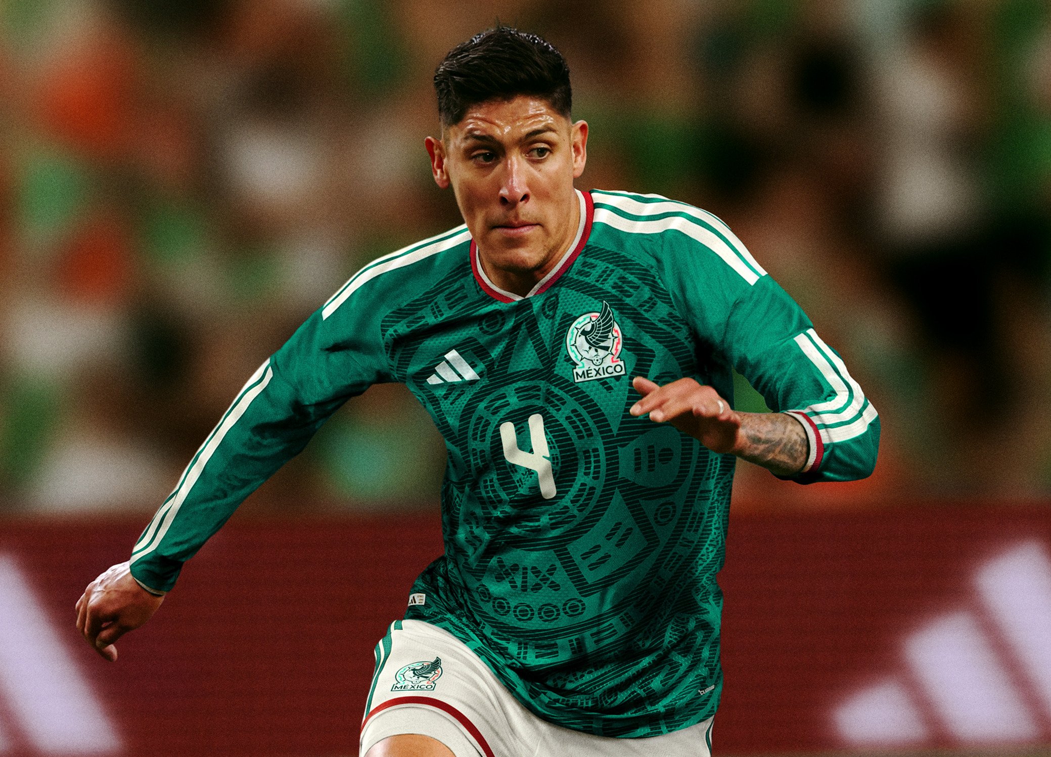 Zielona koszulka z teksturowym wzorem, z logo Meksyku i numerem 4. Zawodnik jest w ruchu na rozmytym tle.