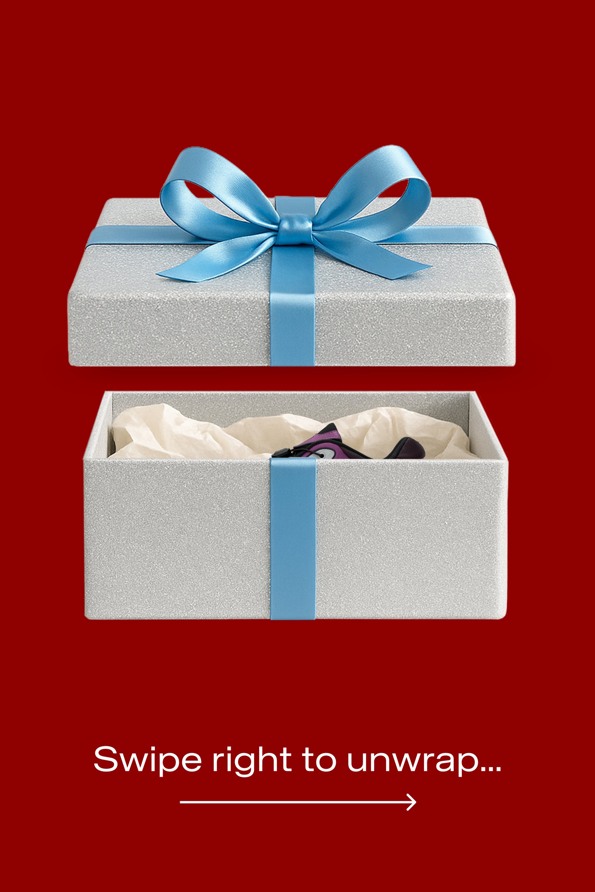 Silberne Geschenkbox mit blauem Band, teilweise geöffnet, um zerknittertes weißes Seidenpapier im Inneren zu zeigen. Der Hintergrund ist ein einfarbiges Rot.