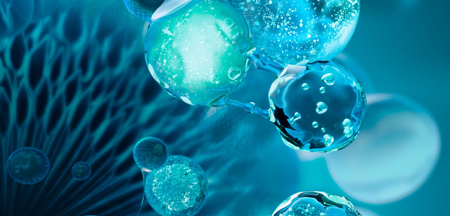 Blauwe en turquoise bellen van verschillende groottes drijven tegen een abstracte, vervaagde achtergrond, wat een microscopisch of aquatisch thema suggereert.