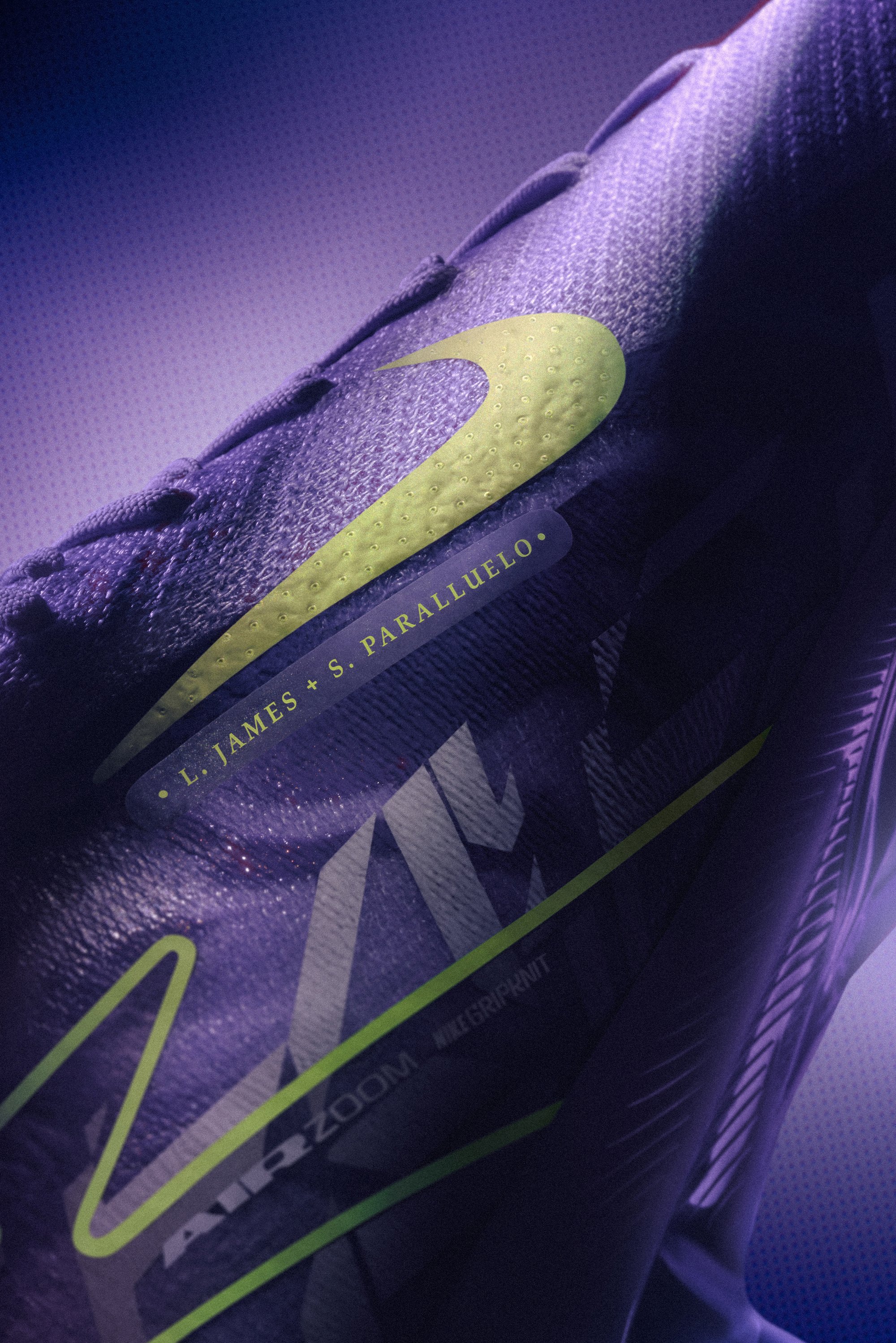 Primer plano de una zapatilla deportiva Nike morada con acentos amarillos, que muestra los nombres "L. James" y "S. Paralluelo" a lo largo del lateral.