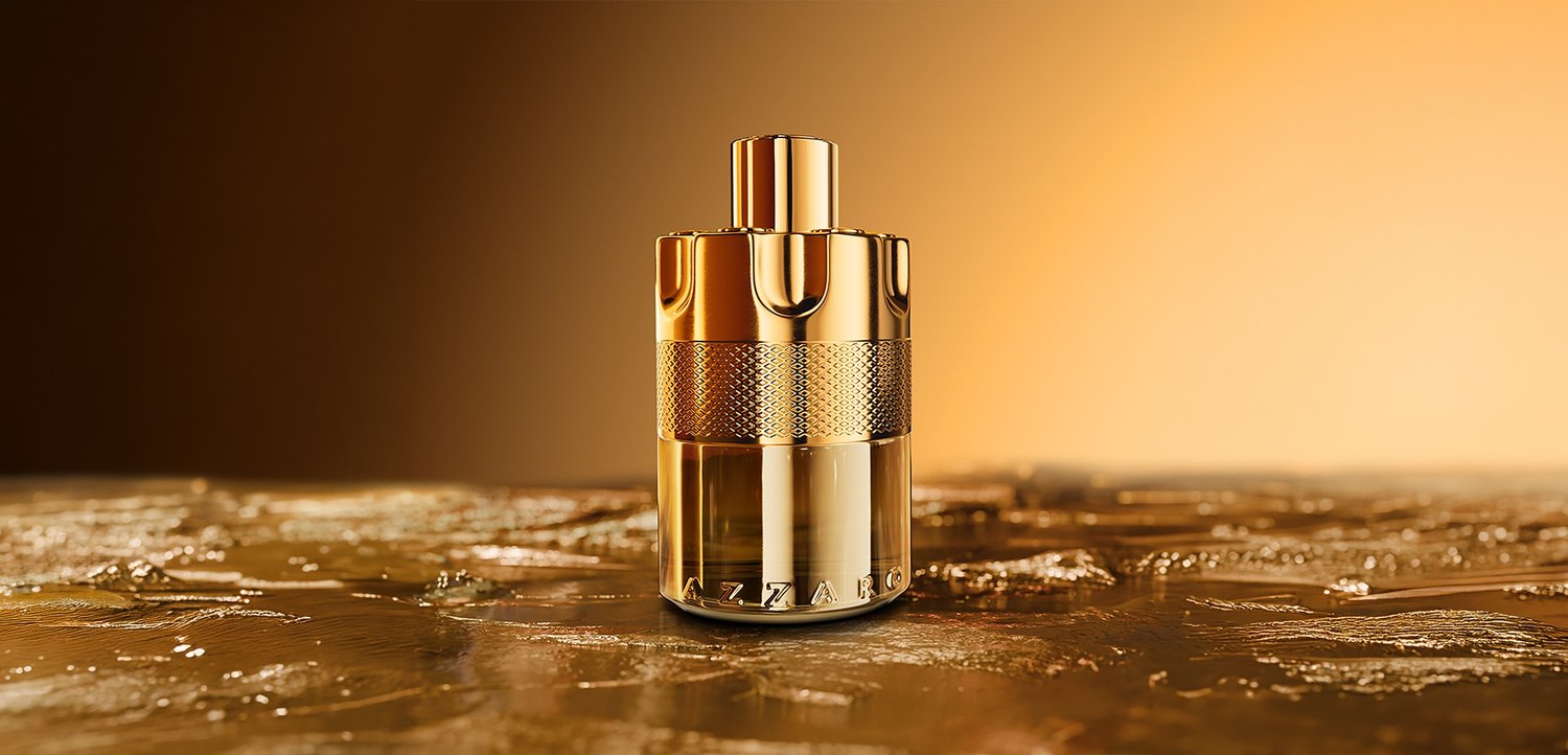 Flacon cosmétique transparent et doré avec bande texturée, posé sur une surface dorée réfléchissante devant un fond dégradé doré.