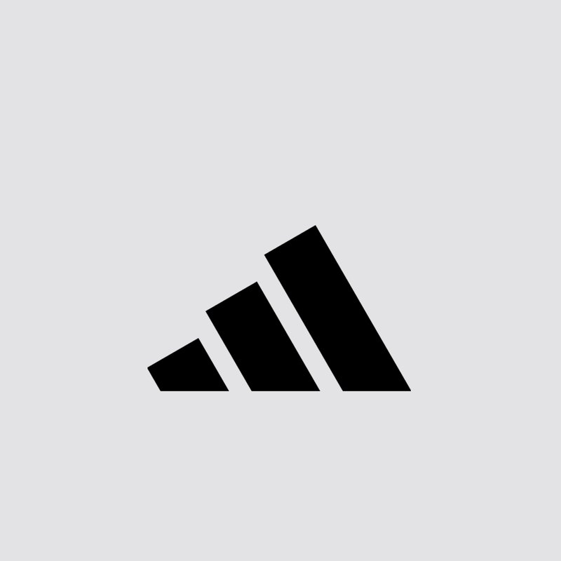 Drie zwarte diagonale strepen in oplopende volgorde tegen een lichtgrijze achtergrond, die een logo van een sportkledingmerk vertegenwoordigen.