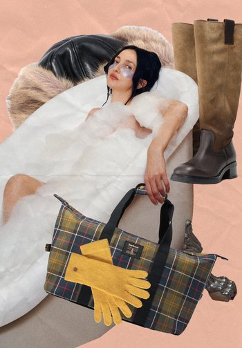 Langų raštuota pirkinių rankinė žalių ir geltonų atspalvių, ryškiai geltonos pirštinės, rudi zomšiniai batai iki kelių ir tekstūruoto juodo odos fono.